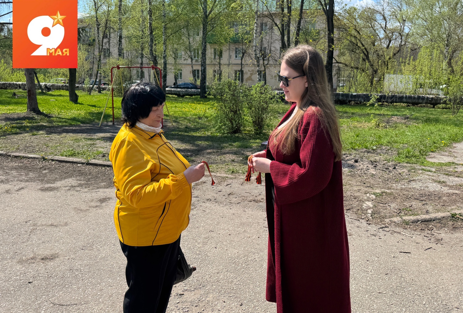 Сотрудники Дома народного творчества провели патриотическую акцию «Георгиевская ленточка»