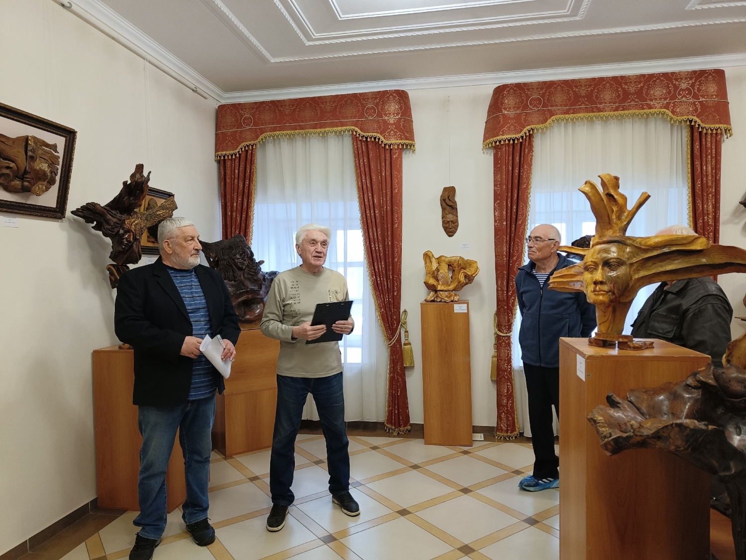 В Губернаторском доме открылась выставка «Мир корнепластики»