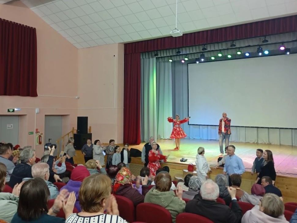 Жители Неверкинского района побывали на концерте ансамбля «Горница» в рамках «Творческих встреч»