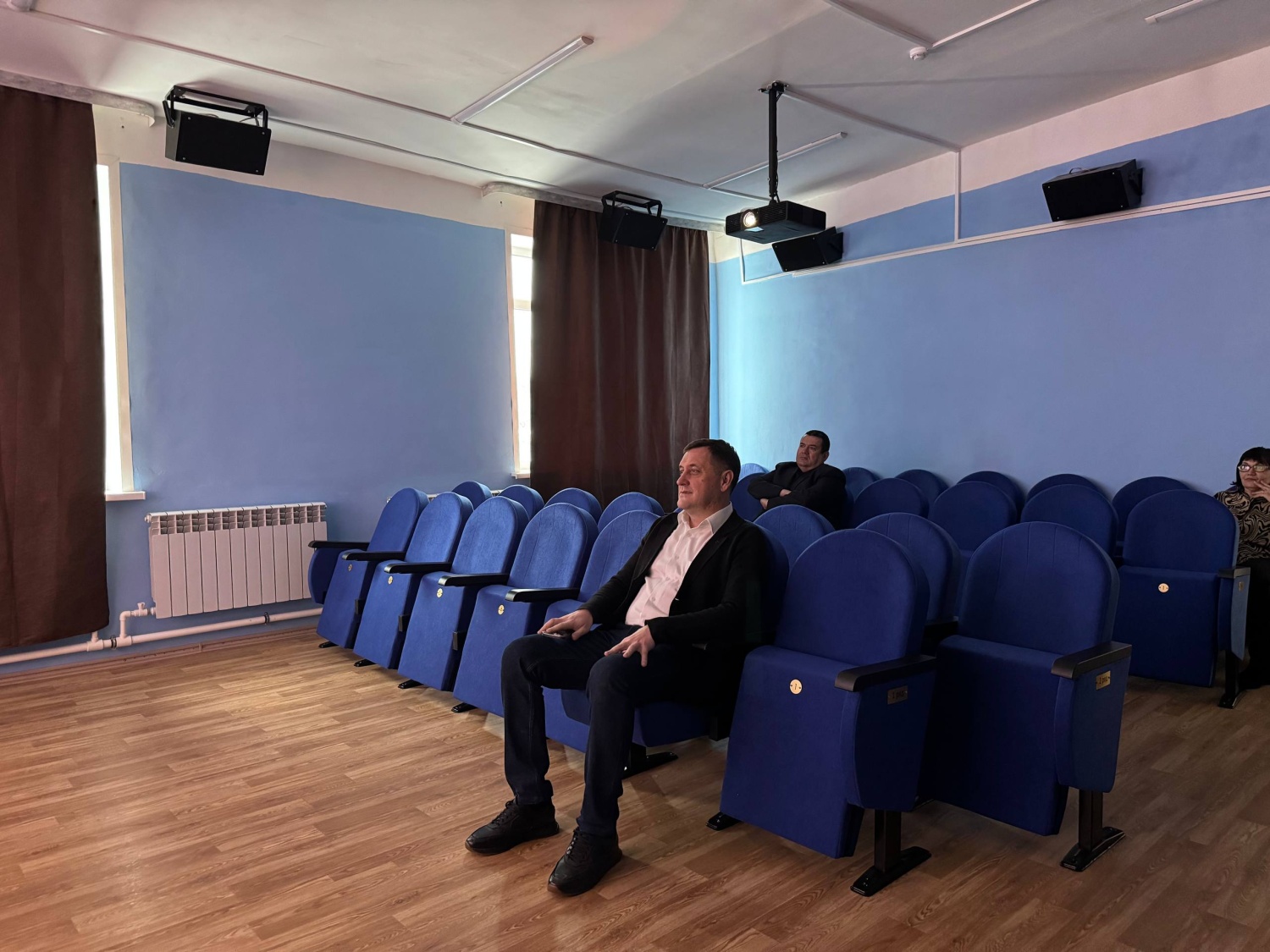 Ильдар Мавлюдов проверил техническую готовность кинозала в Неверкино Ильдар Мавлюдов проверил техническую готовность кинозала в Неверкино