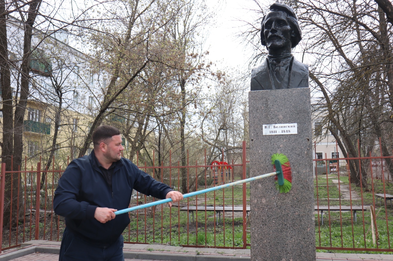 Сотрудники Объединения литературно-мемориальных музеев присоединились к акции «Всероссийский день заботы о памятниках истории и культуры» Сотрудники Объединения литературно-мемориальных музеев присоединились к акции «Всероссийский день заботы о памятниках истории и культуры»