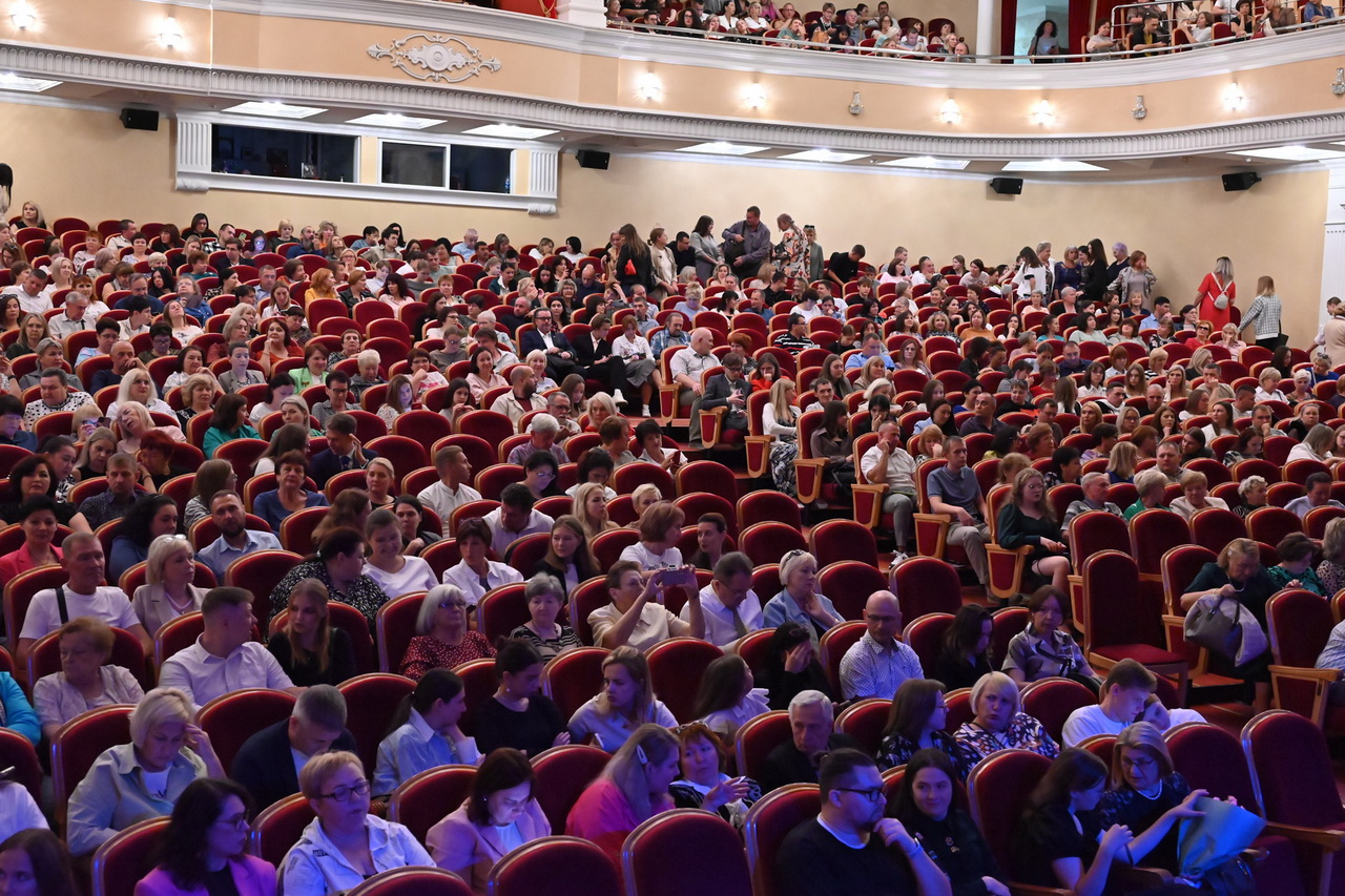 Для владельцев Пушкинской карты в Пензенском драмтеатре стартует акция «Приведи родителей в театр» Для владельцев Пушкинской карты в Пензенском драмтеатре стартует акция «Приведи родителей в театр»