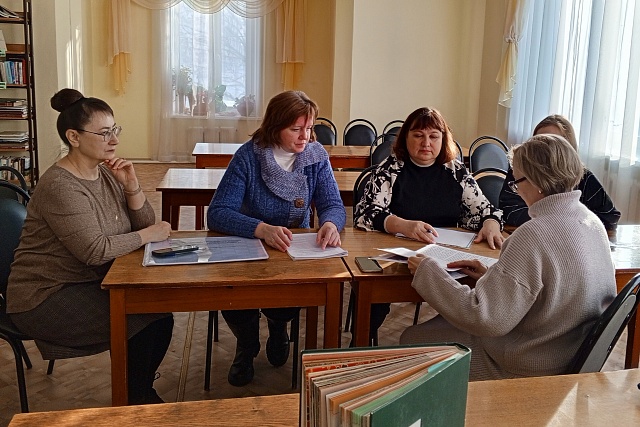 Специалисты библиотеки для детей и юношества провели в Каменке выездное заседание по созданию детского культурно-просветительского центра 