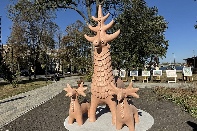 В Пензе установили большую абашевскую игрушку