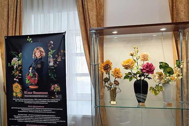В Губернаторском доме открылась персональная выставка «Искусство сахарной флористики»