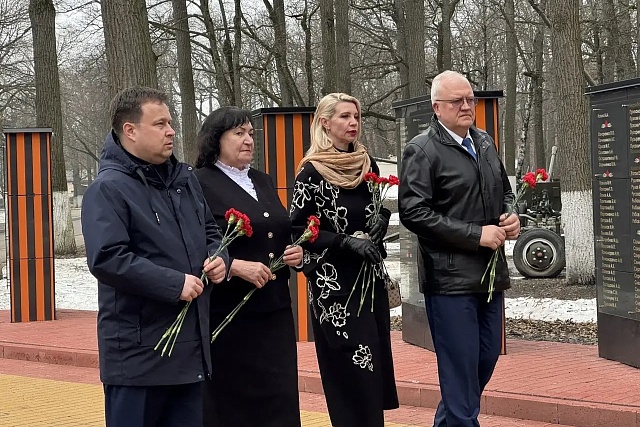 В рамках форума «Две сестры — одна судьба» в Пензе прошла церемония возложения цветов к стеле «Погибшим в Великой Отечественной войне»