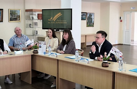 Министр Сергей Бычков призвал активизировать работу в программе "Пушкинская карта" Министр Сергей Бычков призвал активизировать работу в программе "Пушкинская карта"