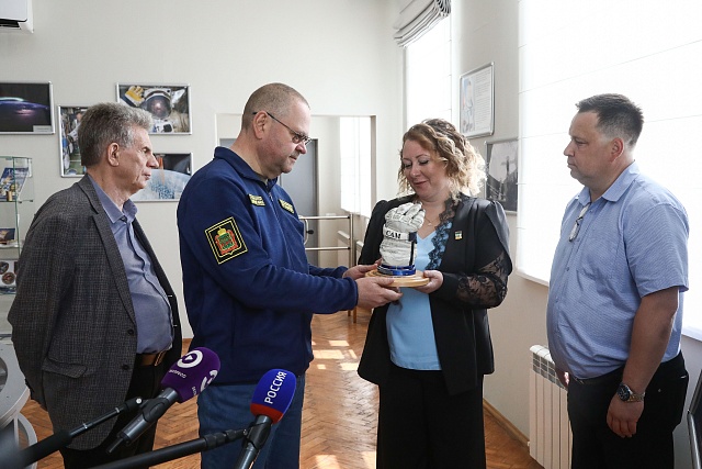 Губернатор передал Пензенскому планетарию личную вещь космонавта Александра Самокутяева Губернатор передал Пензенскому планетарию личную вещь космонавта Александра Самокутяева